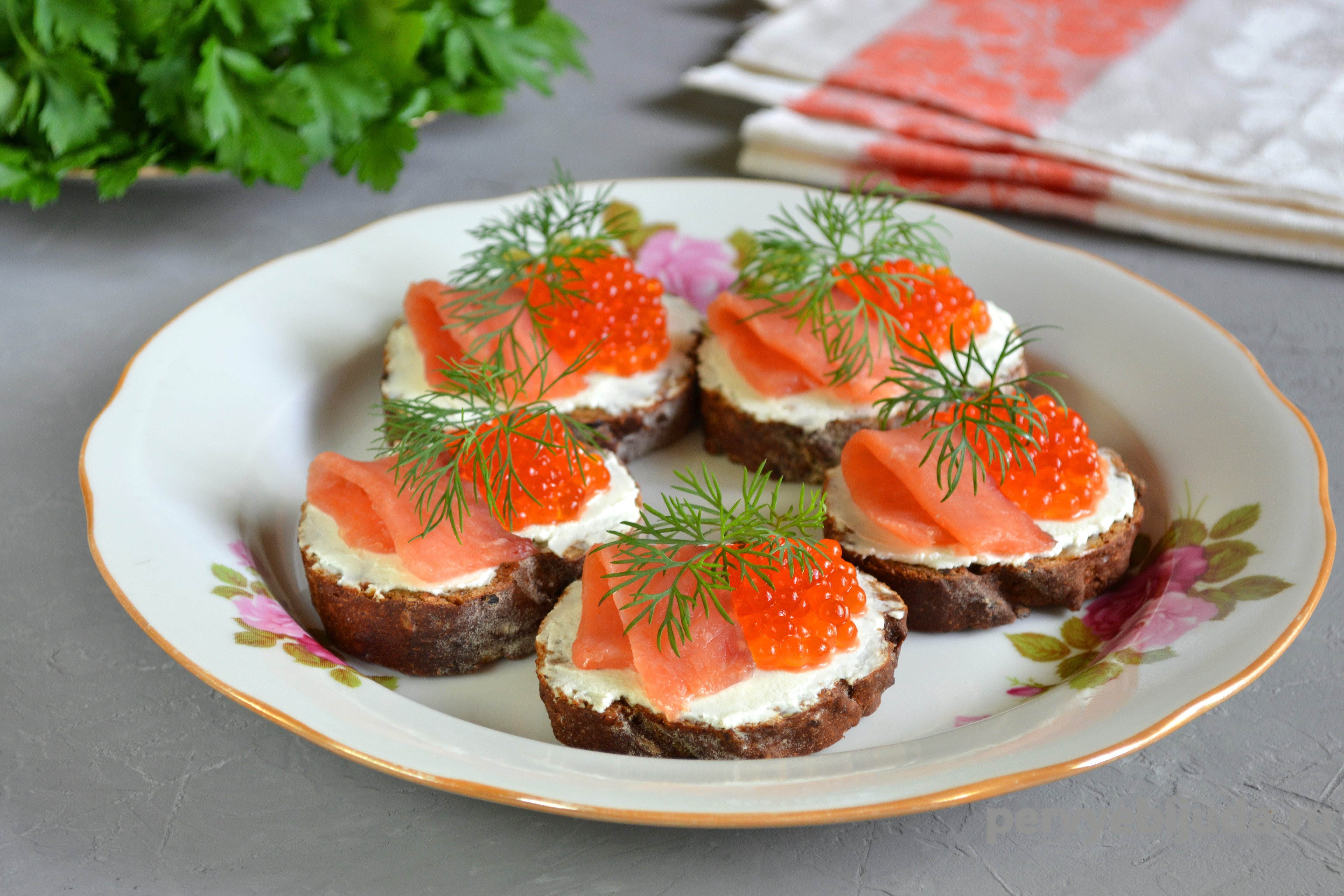 Вкусные бутерброды с красной рыбой – 18 самых простых рецептов с описанием и фото