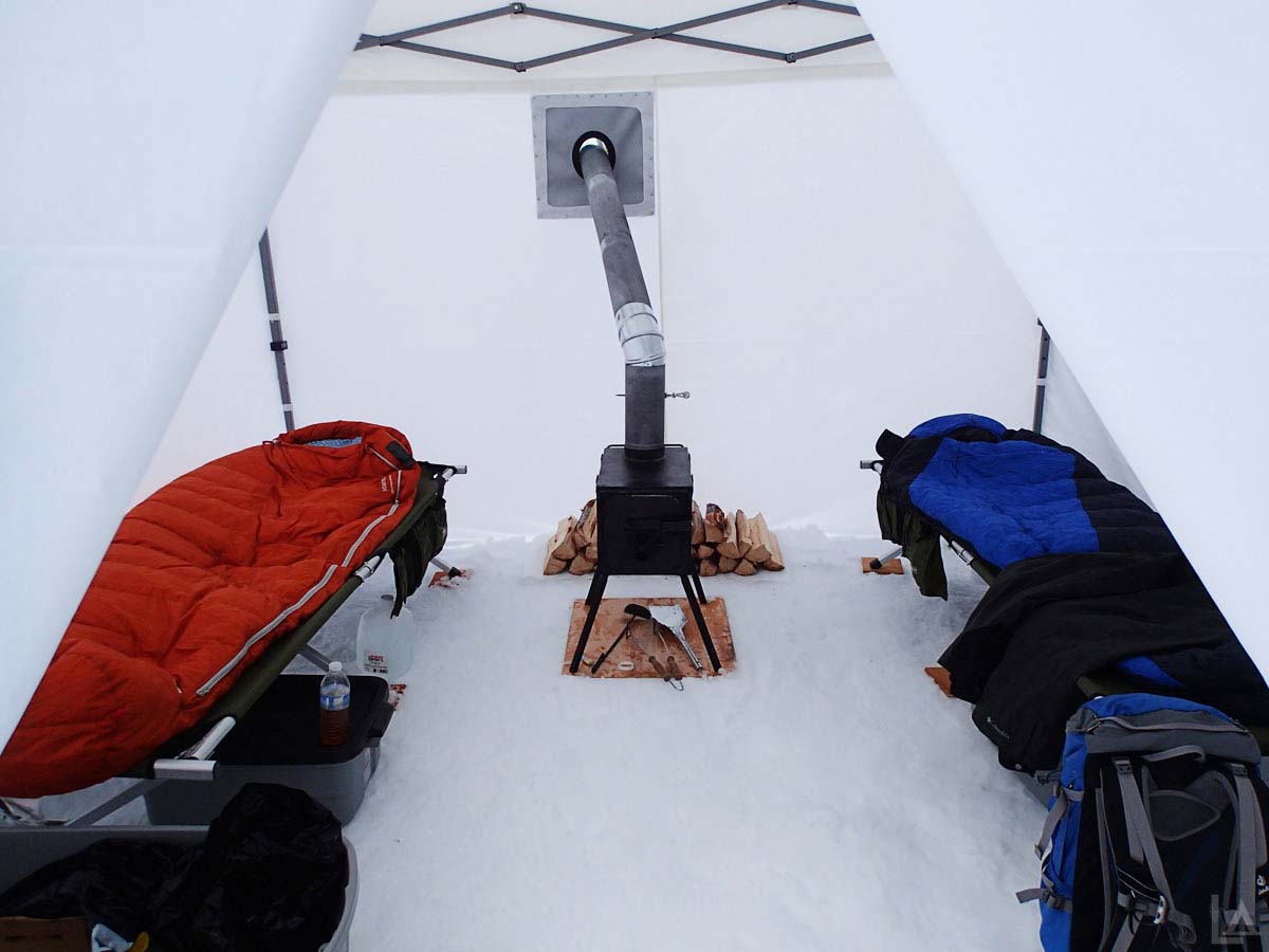 Зимняя палатка обогрев. Зимняя палатка. Обустройство зимней палатки для рыбалки. Зимние отапливаемые палатки. Зимняя палатка для ночевки.