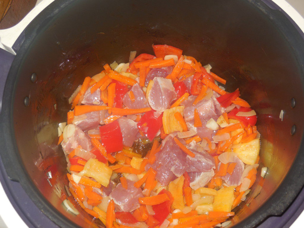 Говядина лук морковь томатная паста рецепт. Мясо с овощами в мультиварке. Картошка в мультиварке тушеная с овощами. Картошка с мясом в мультиварке. Тушёный картофель с мясом в мультиварке.