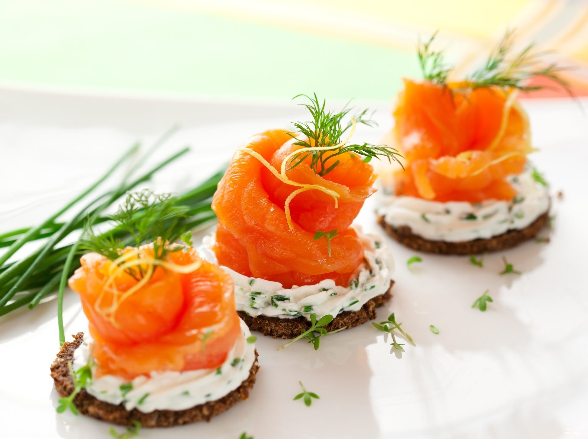 Канапе с семгой - 16 вкусных и быстрых рецептов
