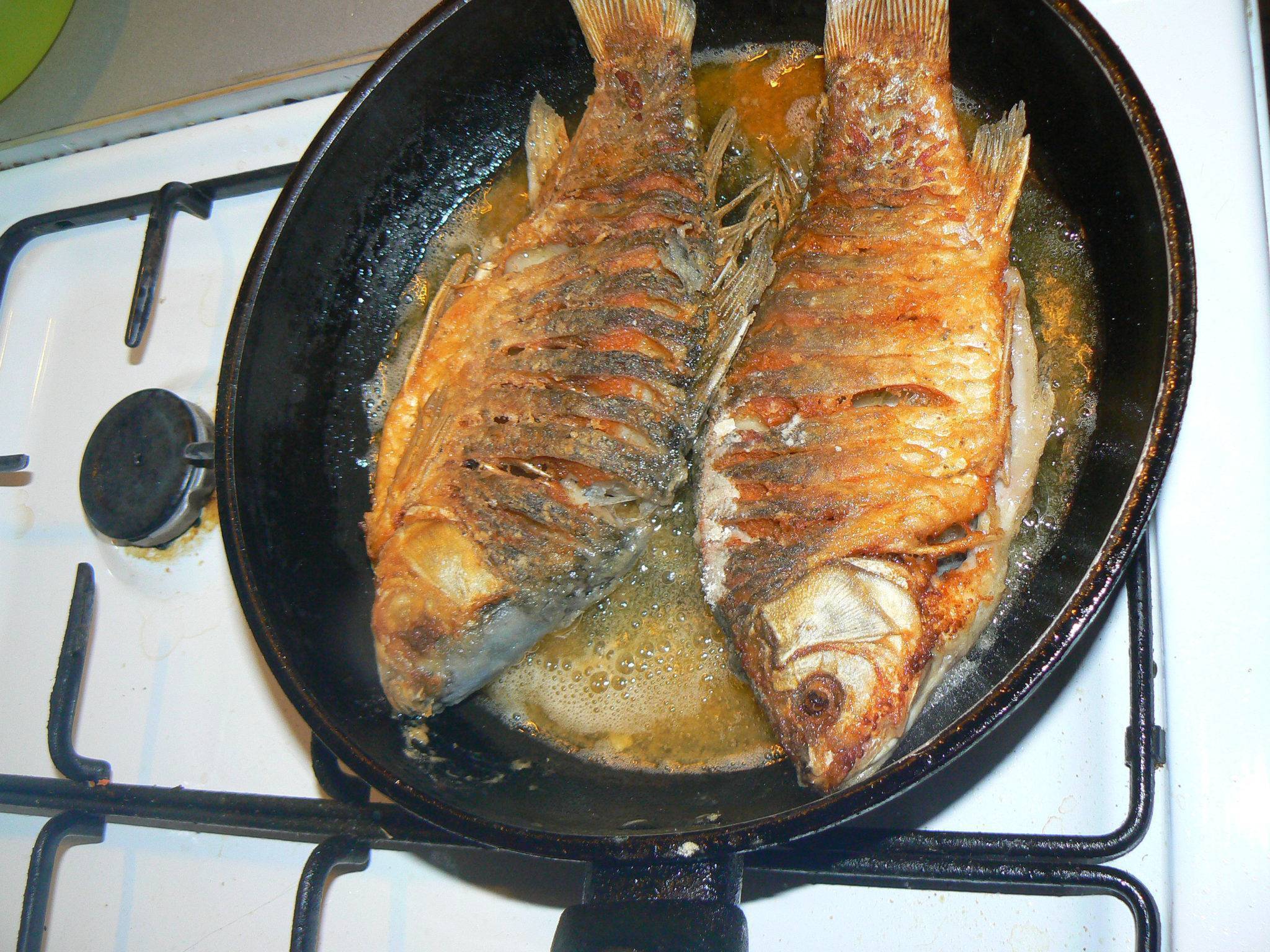 Как правильно жарить рыбу в муке. Жареный карась. Жареная рыба на сковороде. Жареный карась на сковороде. Карась на сковороде.