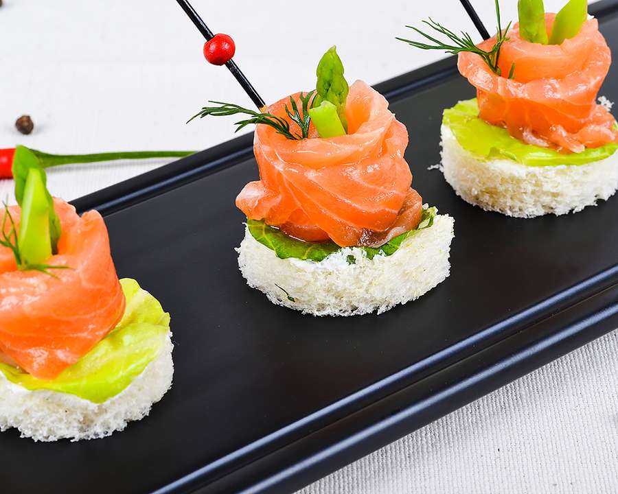 Бутерброды с красной рыбой на праздничный стол — простые и вкусные рецепты к новому году 2023