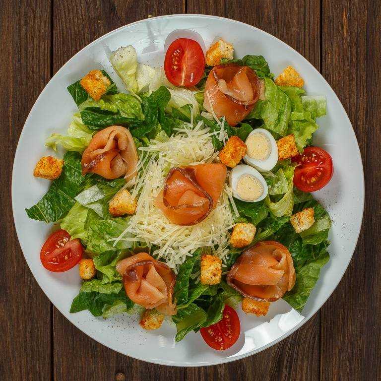Салат цезарь с семгой — 7 рецептов для легкого ужина