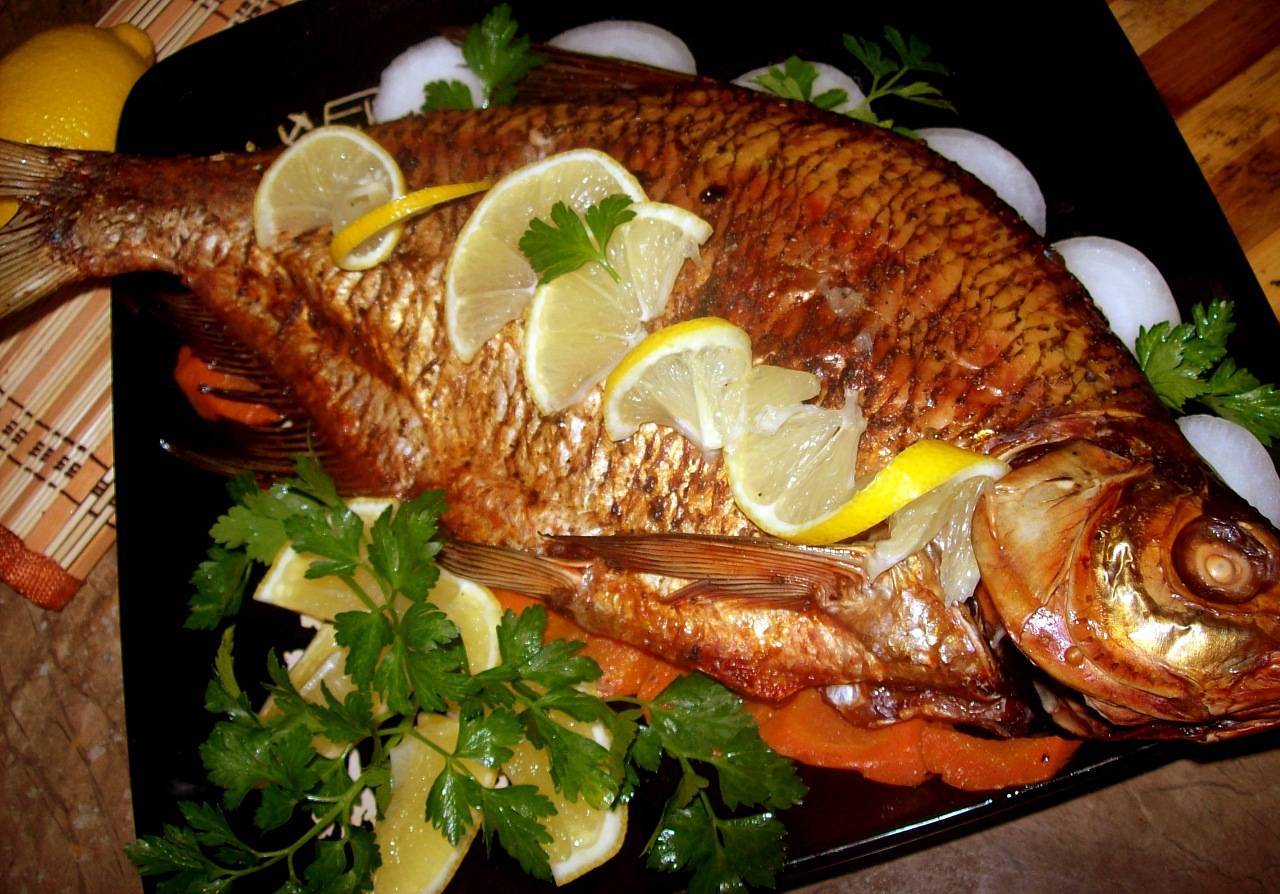 Лещ, запечённый целиком в фольге в духовке