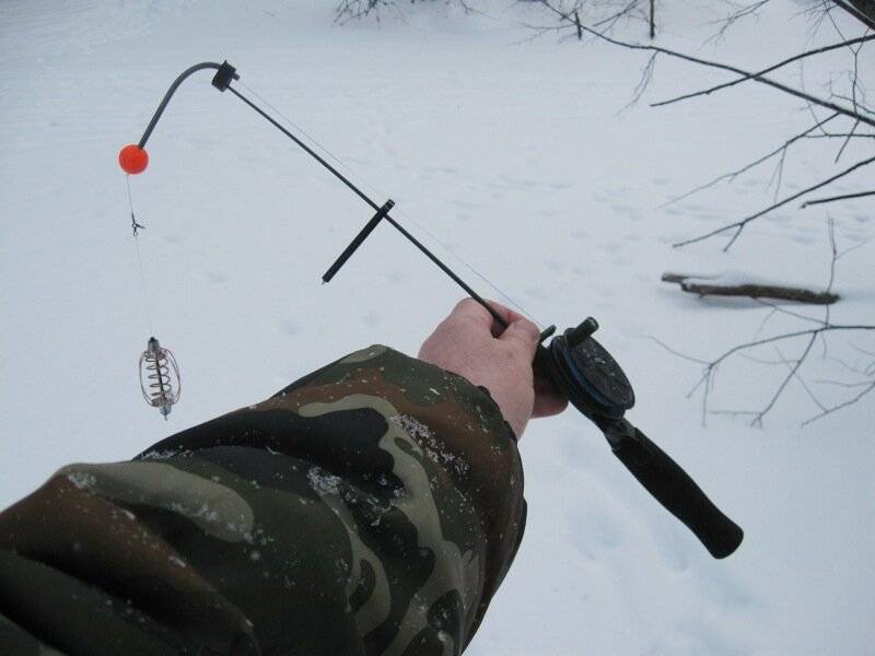 Ловля на фидер зимой: особенности, техника и тактика