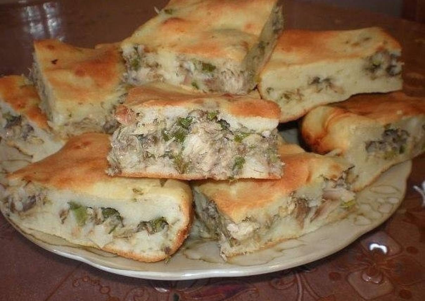 Заливной рыбный пирог с консервами на кефире в духовке — простые и быстрые рецепты
