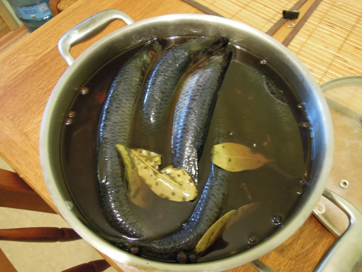 Рецепт вкусной малосольной селедки. Селедка Иваси СССР. Иваси пряного посола. Солёная селёдка в домашних. Посол селедки в рассоле.