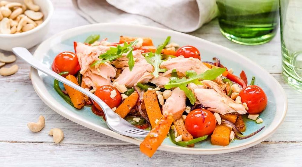 Салат с копченой рыбой – 7 вкусных рецептов приготовления