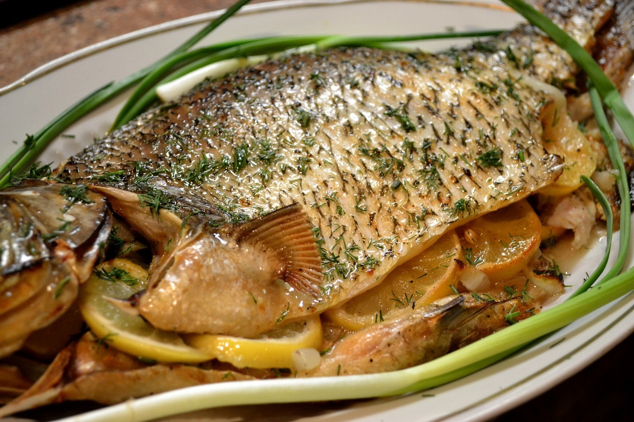 Рецепты вкусной речной рыбы. Рыба в духовке. Лещ запеченный в духовке. Рыба готовая. Жареный лещ в духовке.