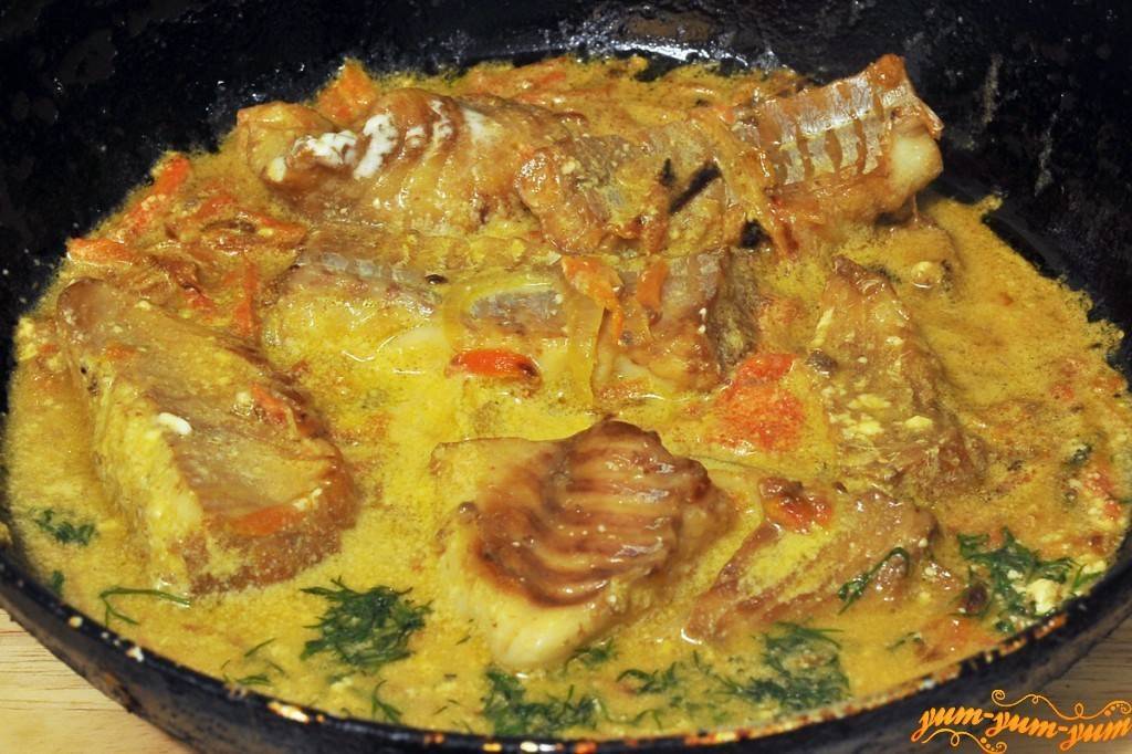 Рыба с овощами на сковороде рецепты. Минтай тушеный в сметане. Рыба тушёная в сметане на сковороде. Рыба тушёная с овощами в сметане. Рыба со сметаной и овощами на сковороде.
