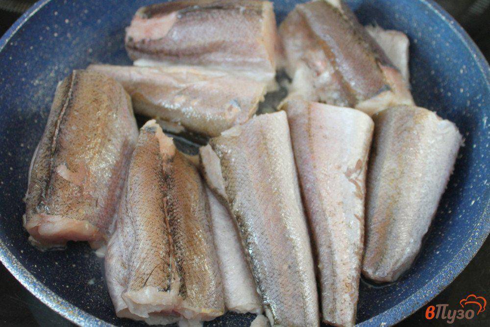 Приготовление рыбы хек. Рыба хек жареная. Рыба хек вареная. Рыба хек приготовление. Хек рыба жарить на сковороде.