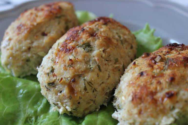 Рыбные котлеты на пару: пошаговый рецепт очень вкусного диетического блюда, читайте как и сколько времени готовить, можно ли варить в мультиварке, также представлены фото