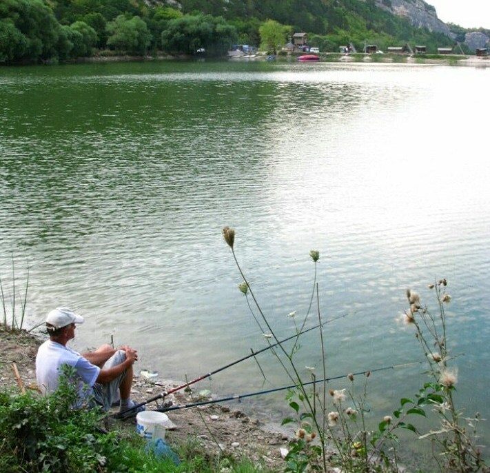 Рыбалка в крыму на озерах с домиками. Водоемы Крыма. Озерная рыбалка Крым. Водоемы Крыма для рыбалки. Рыбалка в Крыму на Озерах платная.