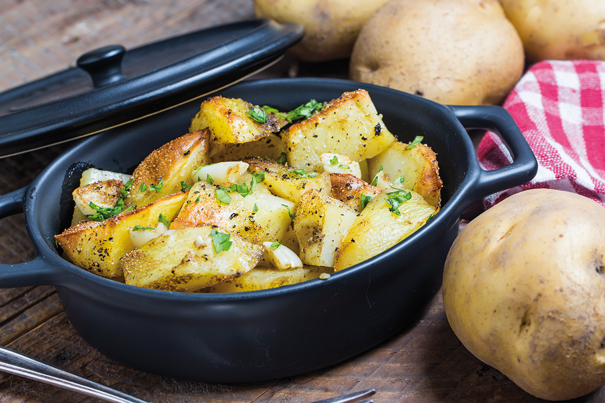 Рецепт печеного картофеля. Печеный картофель. Картошка в духовке. Треска с картошкой в духовке. Самая вкусная картошка.