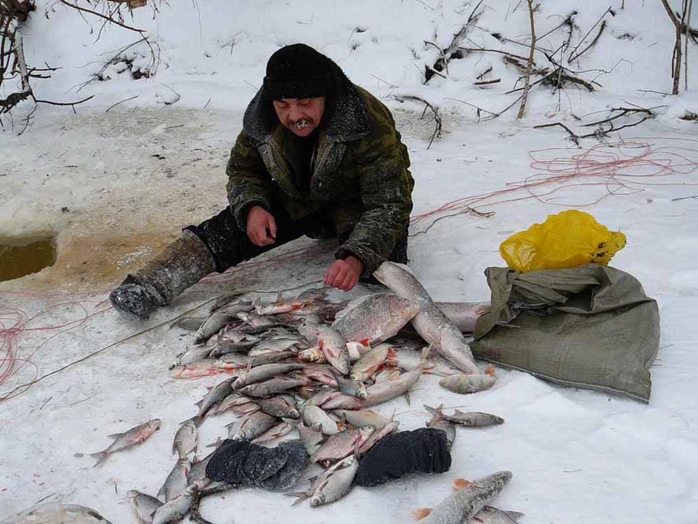 Зимняя рыбалка. Рыбак зимой. Северная рыбалка. Рыбалка в крае видео
