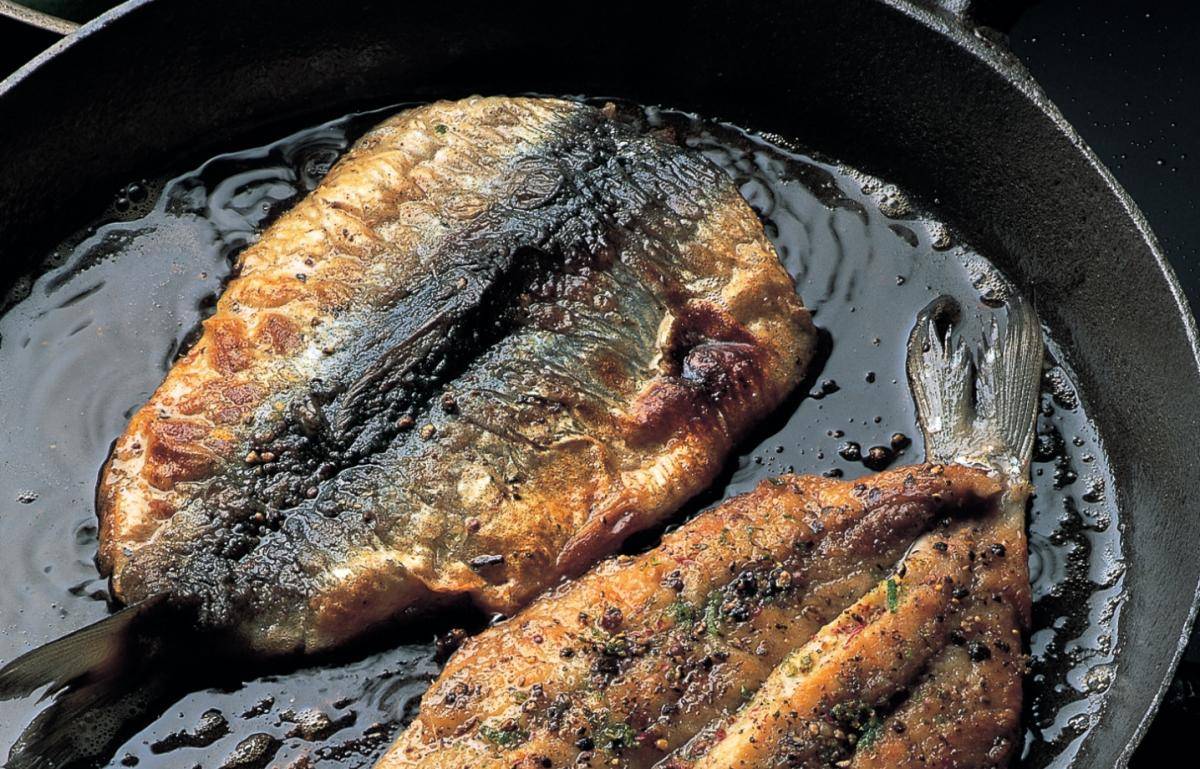 Сколько жарить рыбу на гриле. Рыба на сковороде. Жареная рыба на сковороде. Кета жареная. Сельдь жареная на сковороде.