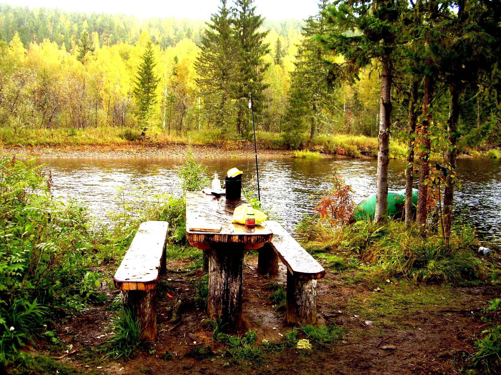 Красивые места для рыбалки. Столик на берегу реки. Столик в лесу. Столик на природе. Рыбалка на озерах тайги