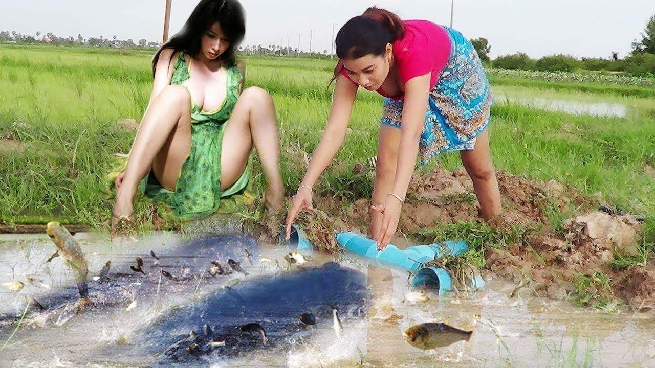 Поймать живую рыбу руками. Азиатки на рыбалке. Необычные способы ловли рыбы. Рыбалка вьетнамских девушек. Вьетнамки девушки ловят рыбу.