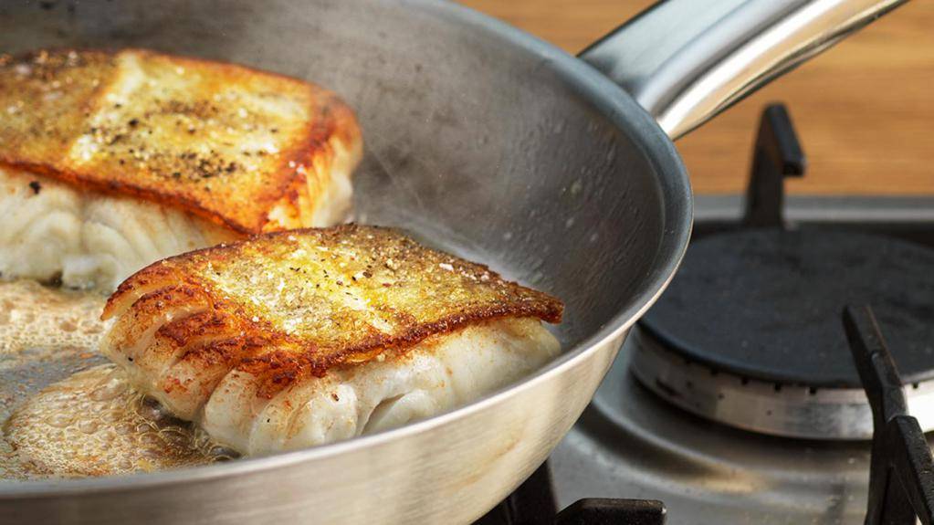 Пикша на сковороде: 9 рецептов жареной и тушеной рыбы