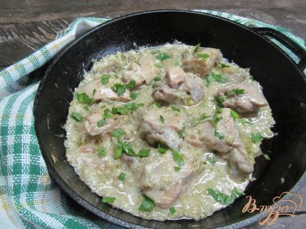 Кальмары в сметанном соусе - 8 рецептов с луком, чесноком, грибами на сковороде, в духовке с фото