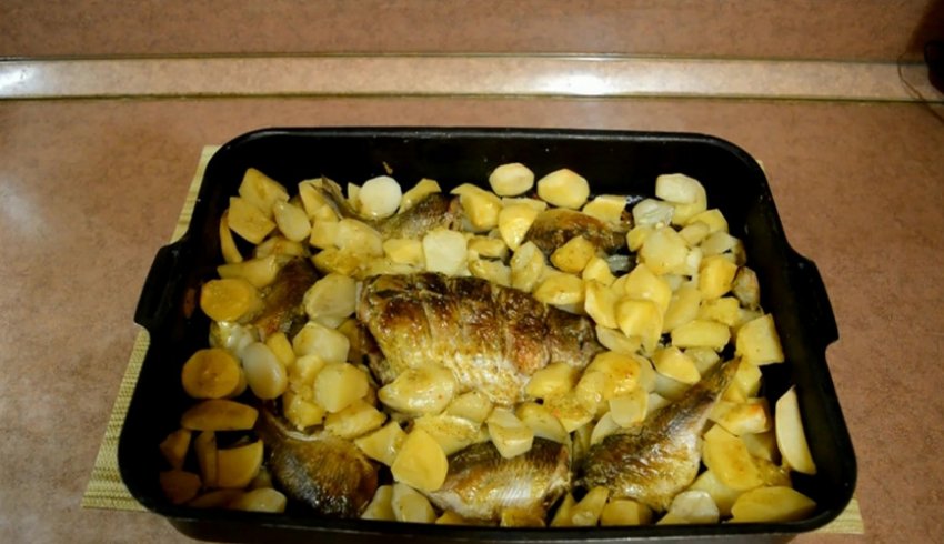 Рецепт запеченной картошки с майонезом в духовке. Рыба с картошкой в духовке. Рыба запечённая в духовке с картошкой. Карась в духовке с картошкой. Рыба с картошкой и луком в духовке.