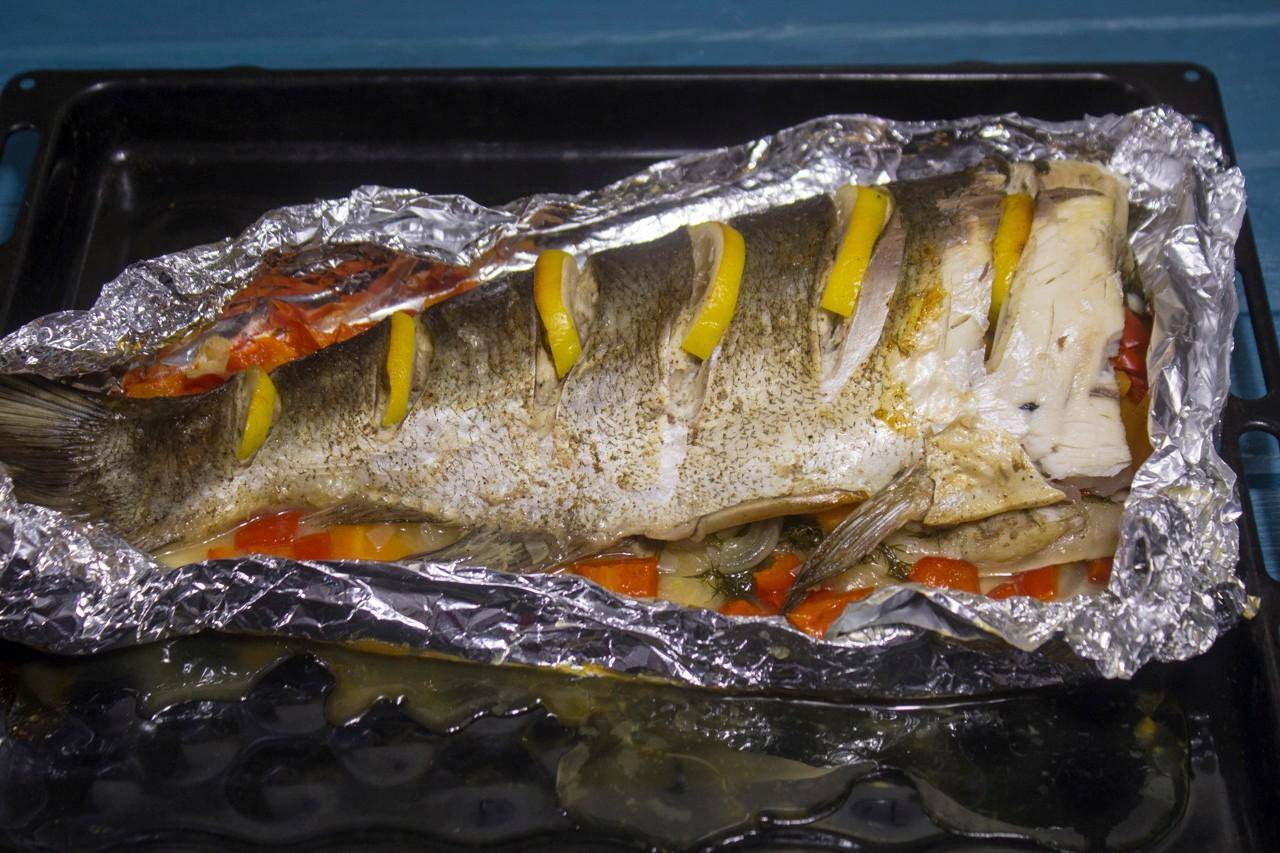 Рыба фольге в духовке сколько минут. Толстолобик запеченный в духовке. Толстолобик рыба в духовке. Толстолобик в духовке в фольге. Рыба в духовке в фольге.