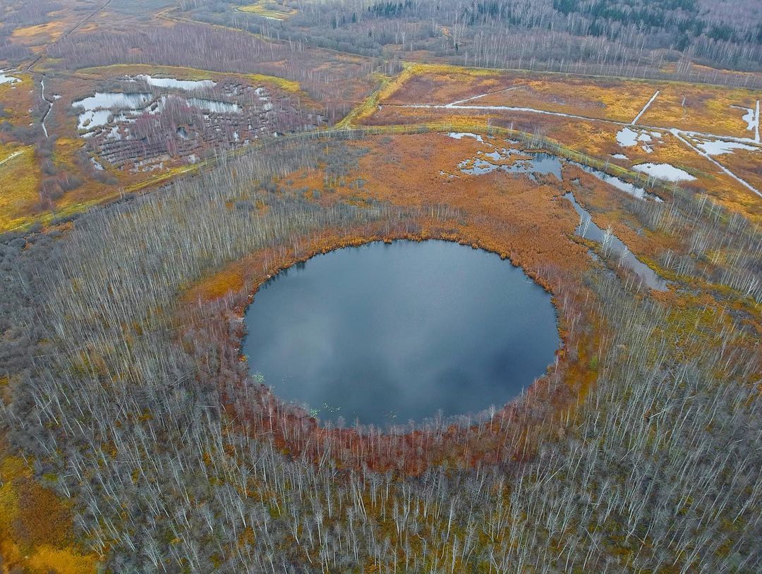 Озеро есть окончание. Бездонное круглое озеро в Солнечногорске. Озеро Бездонка Солнечногорск. Бездонное озеро Солнечногорск глубина. Озера Солнечногорского района.