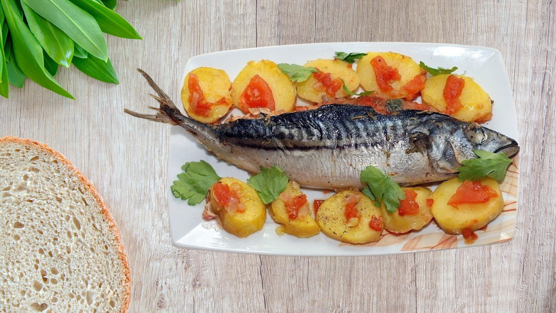 Запеченная мелкая рыба. Карп фаршированный по-еврейски. Фаршированная рыба по-еврейски. Фаршированные блюда из рыбы. Скумбрия в духовке с овощами.