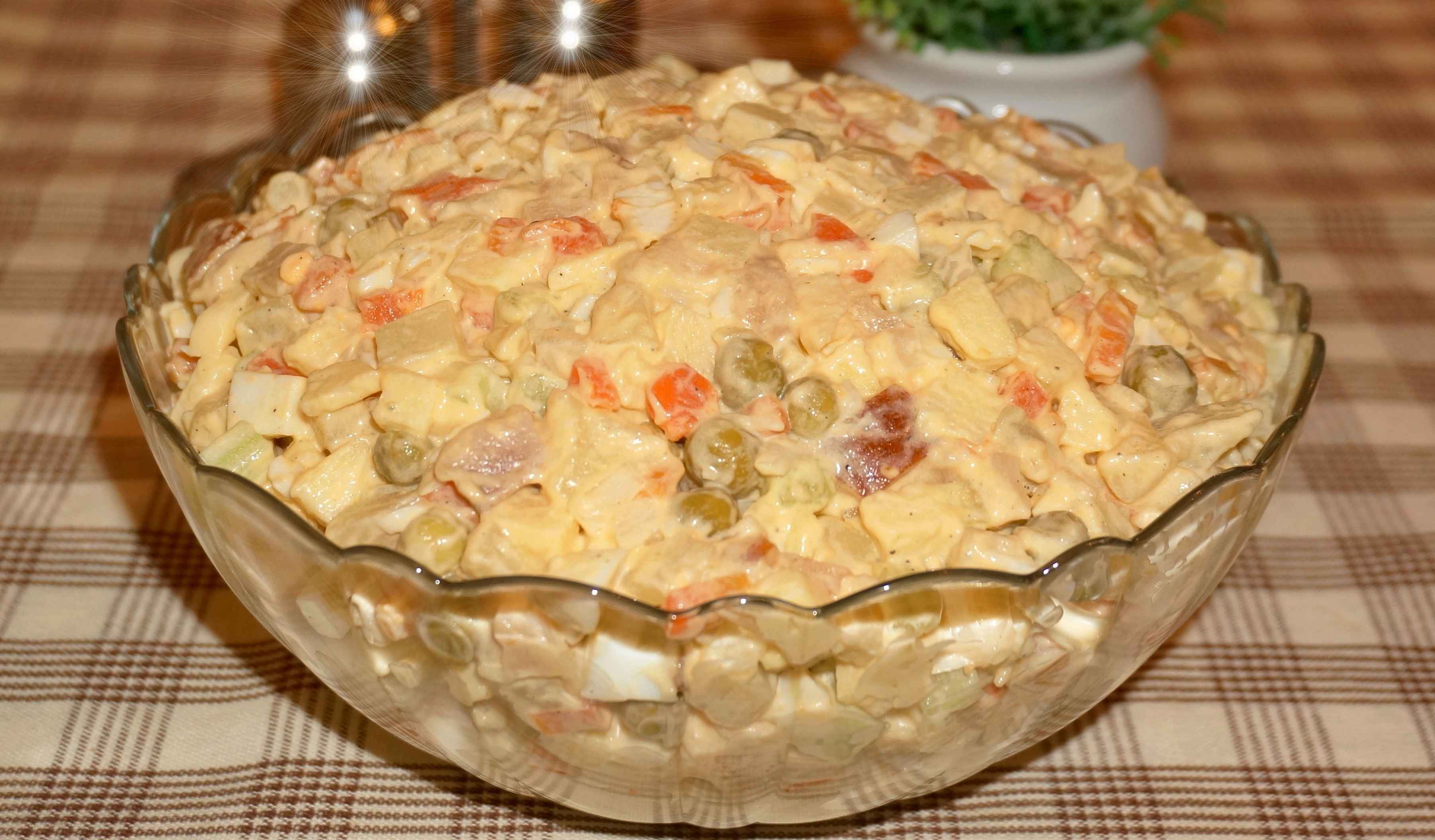 Салат с рыбой горячего копчения и картофелем
