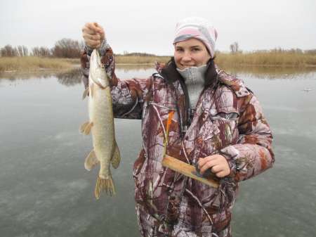 Зона риска: рыбалка по последнему льду — что делать, если вы провалились под лед