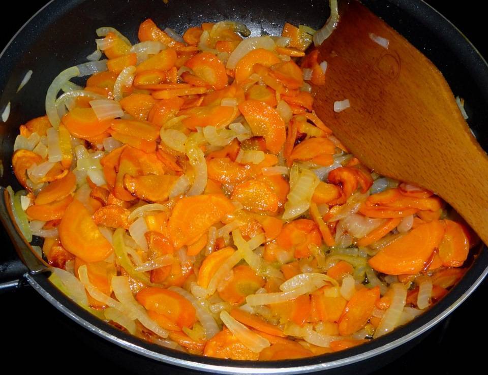 Тушеная морковка. Тушёная морковь с луком на сковороде. Гарнир к кильке в томатном соусе. Потушить рыбку с луком с морковкой.