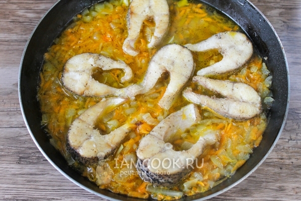 Щука тушеная с овощами: с луком и морковью