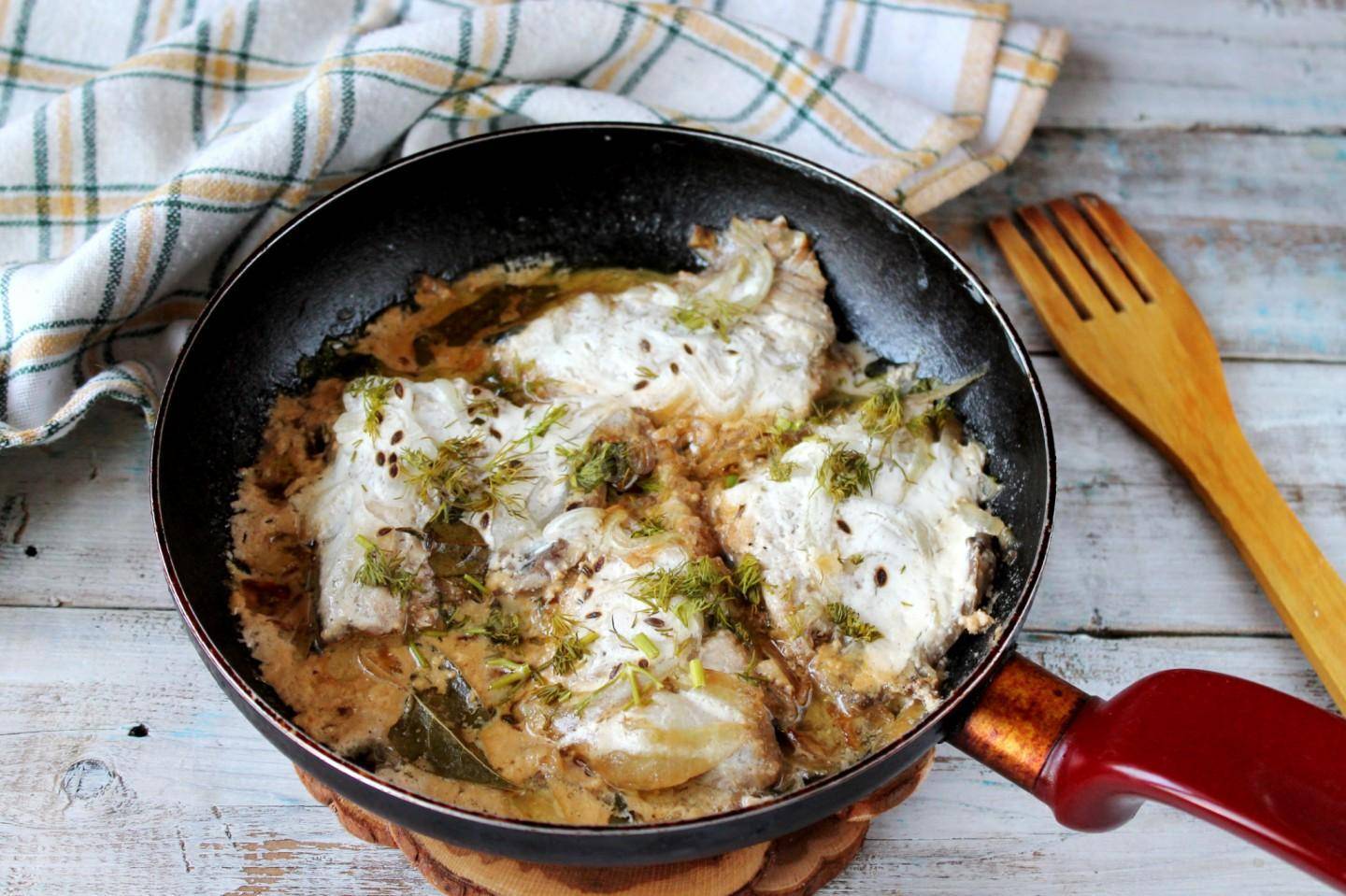 Рыба с морковью и луком - как вкусно готовить жареную или тушеную с картофелем, в томате или сметане