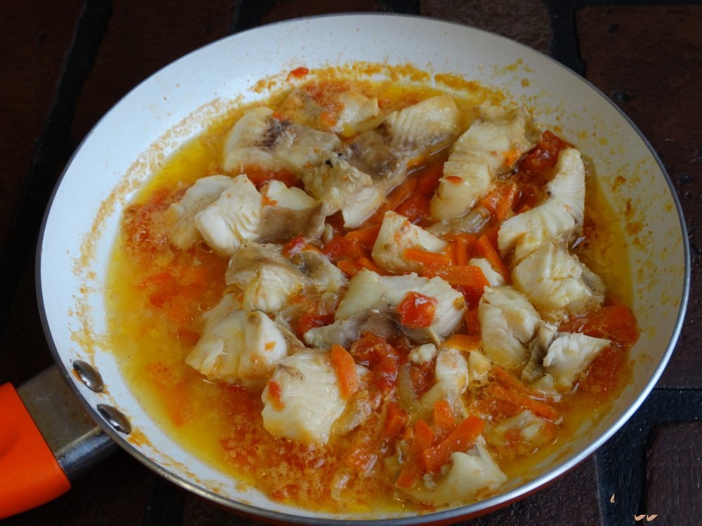 Рецепт тушеной рыбы с морковкой. Тушеная рыба. Рыба тушеная на сковороде. Рыба тушеная с овощами. Как потушить рыбу с овощами на сковороде.