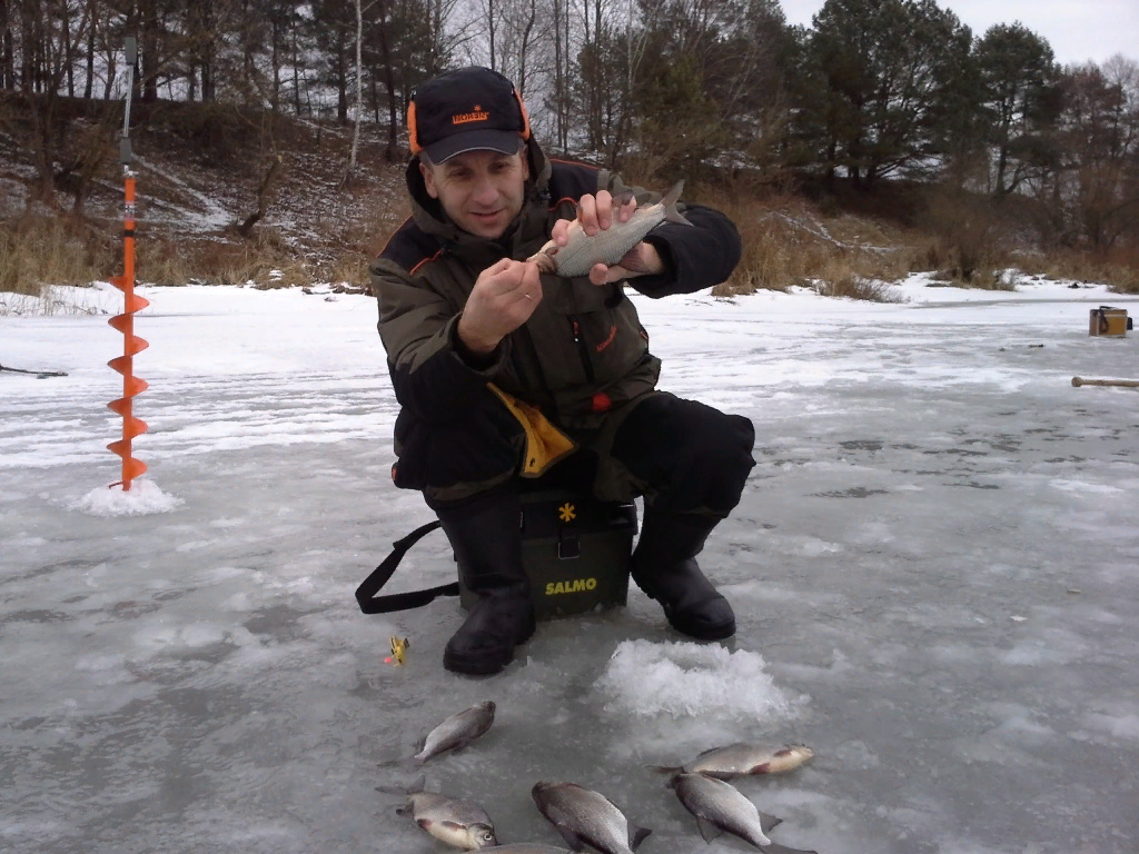 Ловля со льда видео. Зимняя рыбалка. Зимняя рыбалка на реке. Рыбалка зимой на речке. Зимняя рыбалка на Рене.