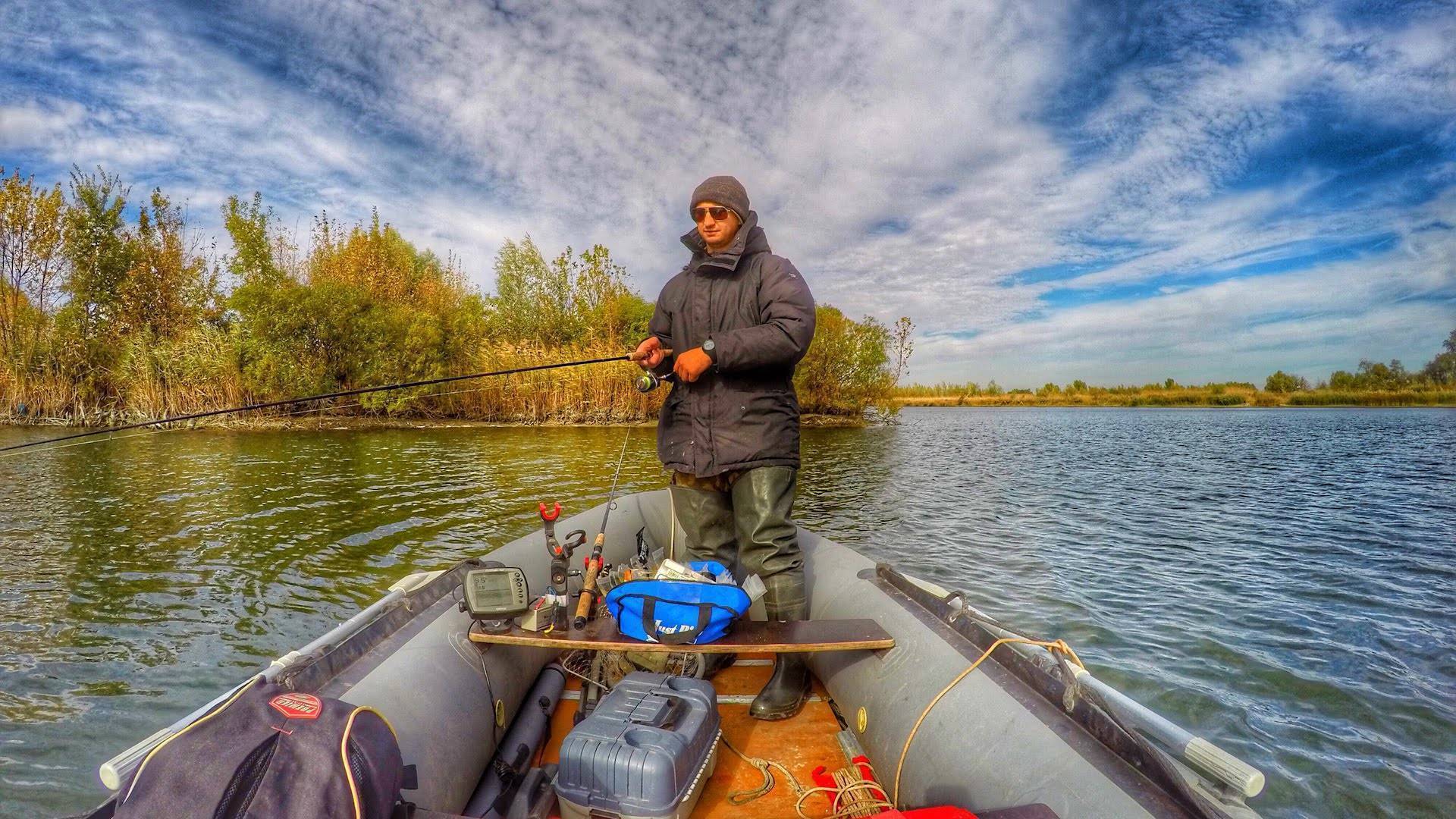 Канал ловим рыбу. Рыбалка на реке Дон в Ростовской области. Рыбалка на озере. Спиннинг с лодки. Осенняя рыбалка на лодке.