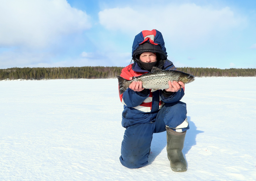 Форум на севере архангельск. Рыбалка на севере. Зимняя рыбалка на севере. Рыбаки на севере. Рыбалка на севере зимой.