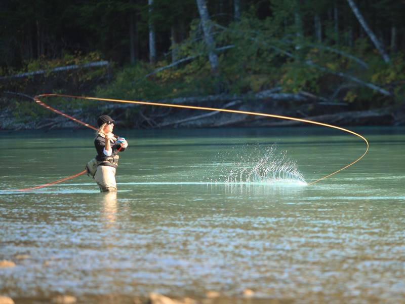 Рыбалка нахлыстом: техника ловли для начинающих и сборка снасти