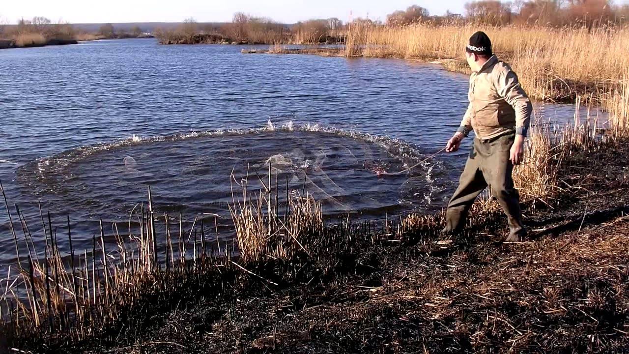 Техника заброса кастинговой сети. Заброс кастинговой сети с большим кольцом. Кастинговая сеть заброс. Рыбалкакастенговой сетью.