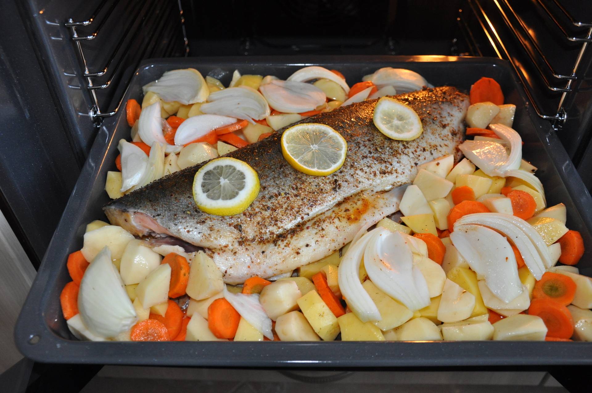 Рыба запеч с овощами. Рыба в духовке. Рыба с овощами в духовке. Рыба запечённая в духовке с овощами. Горбуша с овощами в духовке.