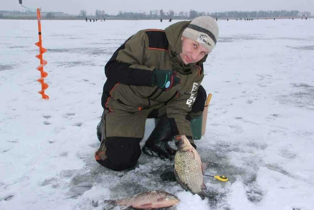 Рыбалка на карася на озерах. Ловля карася зимой. Зимняя рыбалка на карася. Пруд зимой рыбалка. Ловля карася зимой со льда.