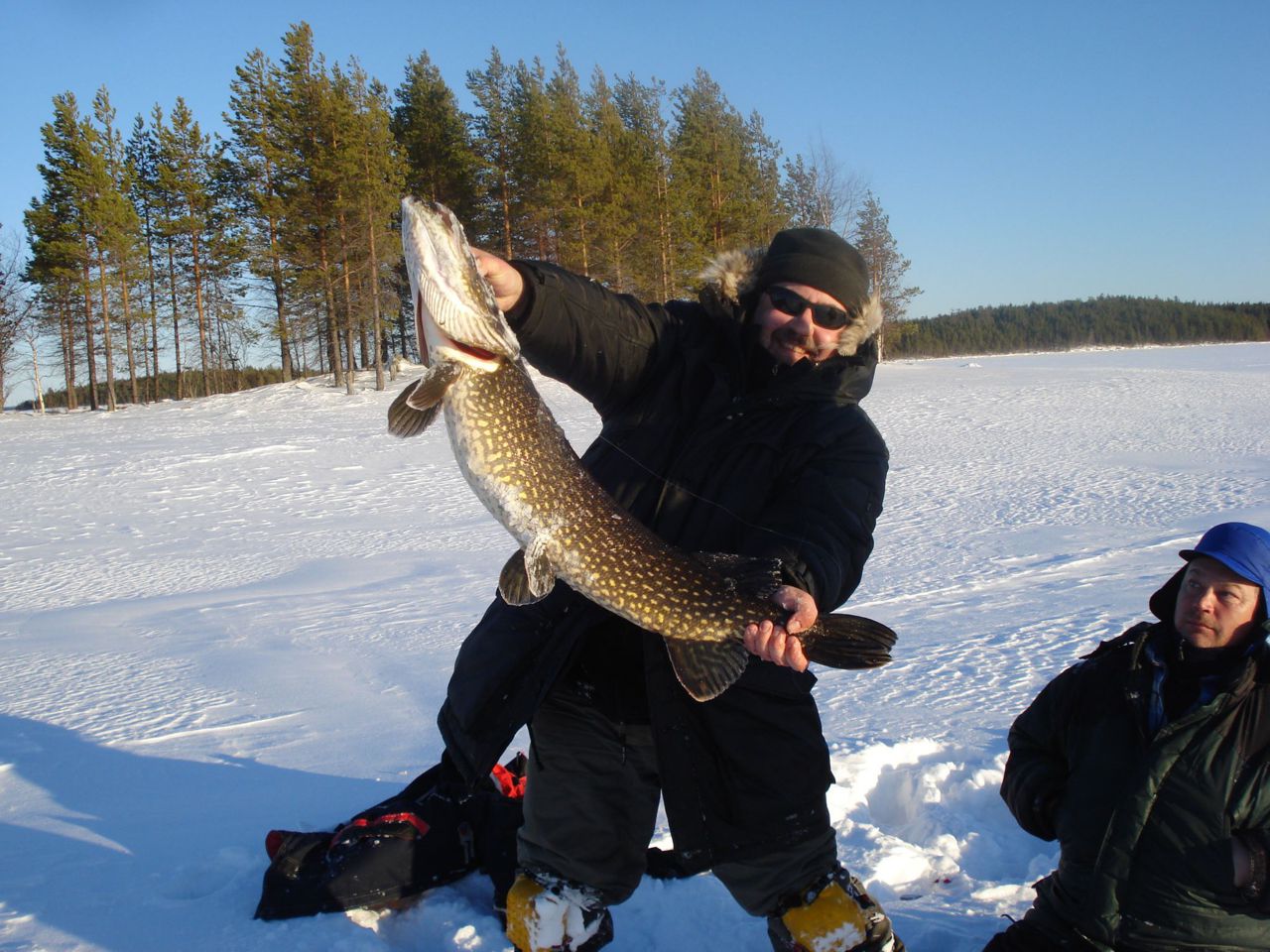 Ловим рыбу в карелии. Рыбалка в Карелии. Зимняя рыбалка в Карелии. Реки Карелии для рыбалки. Карелия зимой рыбалка.