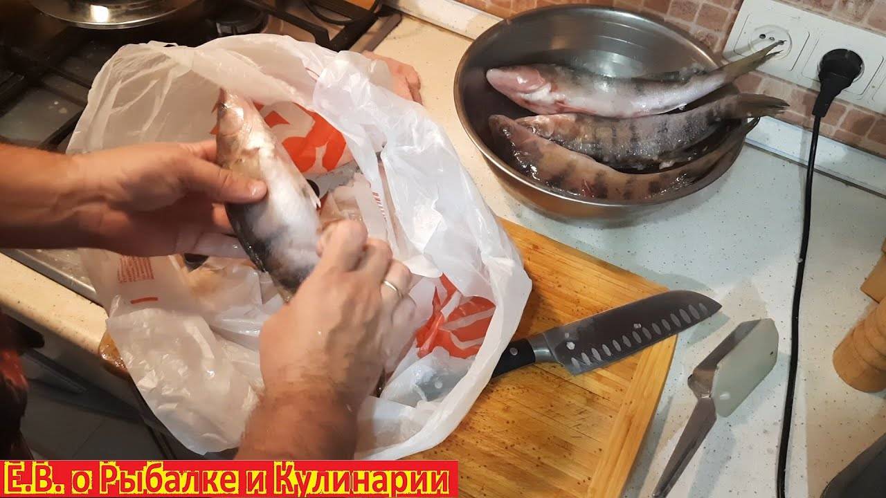 Чистка рыбы. Чистка мелкой рыбы от чешуи. Как почистить рыбу. Как отмыть рыбу