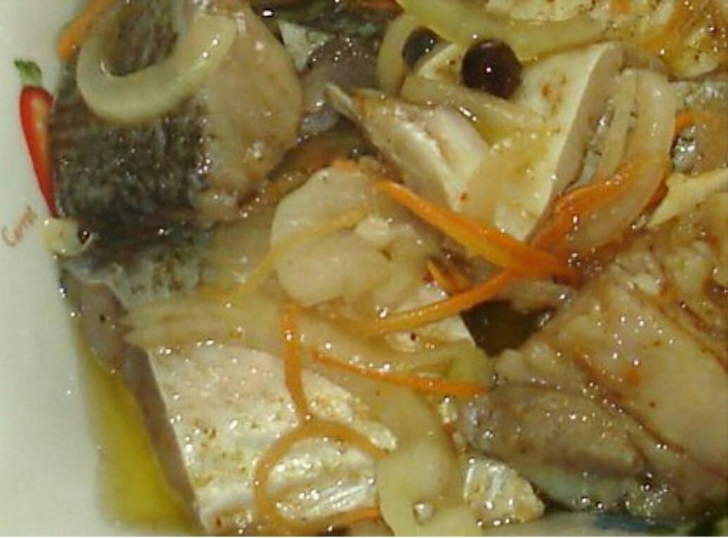 Толстолобик рецепт в масле с луком. Маринование рыбы. Рыба замаринованная. Маринованная рыба. Хе из толстолобика.