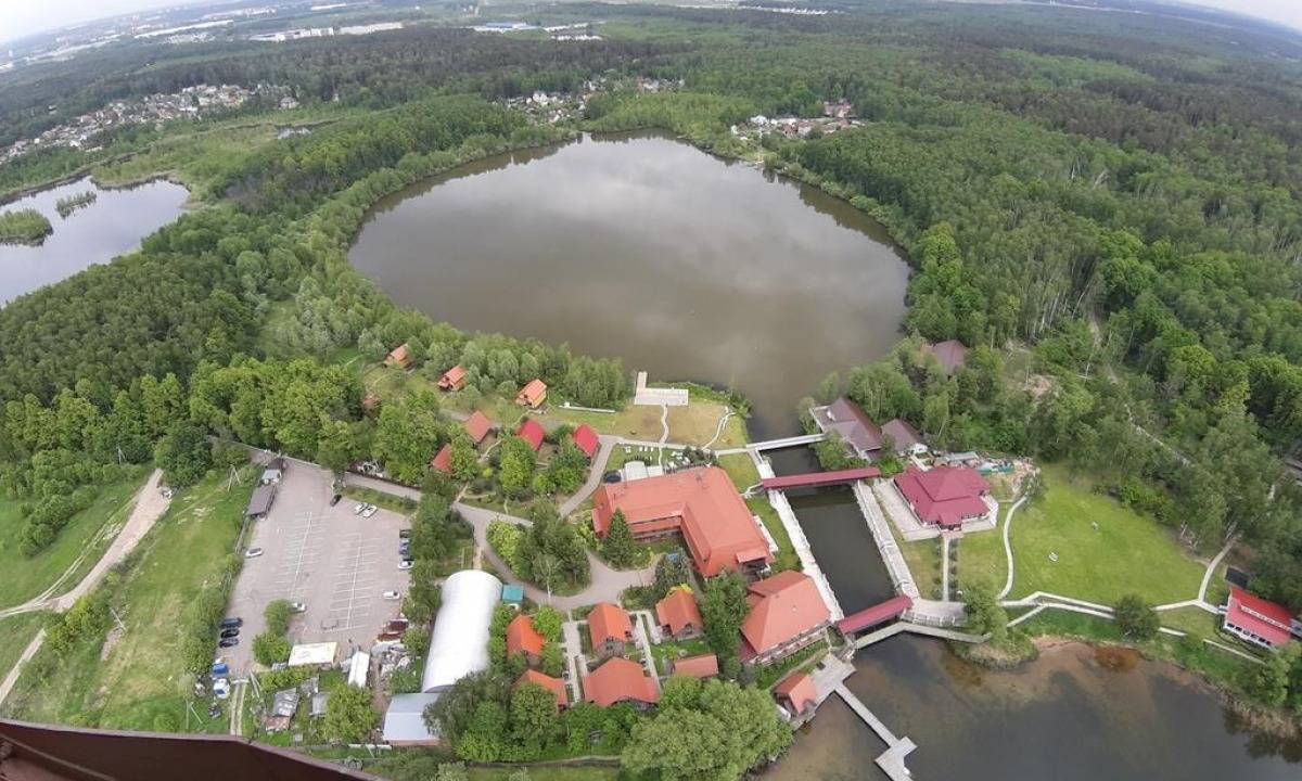 Медвежье озеро москва. Парк отель Медвежьи озера. Загородный клуб Медвежьи озера. Медвежьи озёра Московская область. Медвежья озера парк отель пляж\.