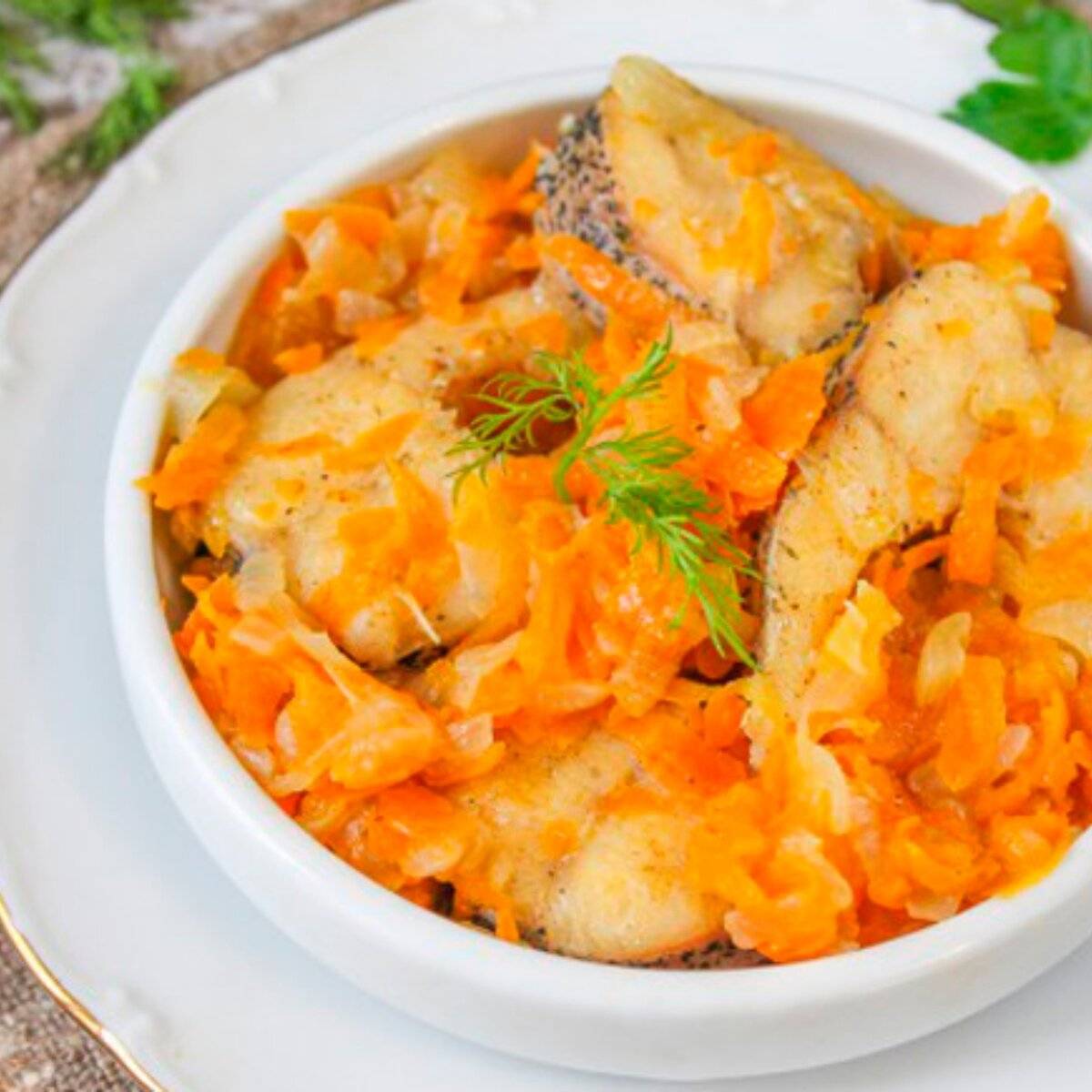 Пикша тушёная с морковью и луком:как приготовить в духовке и сковороде